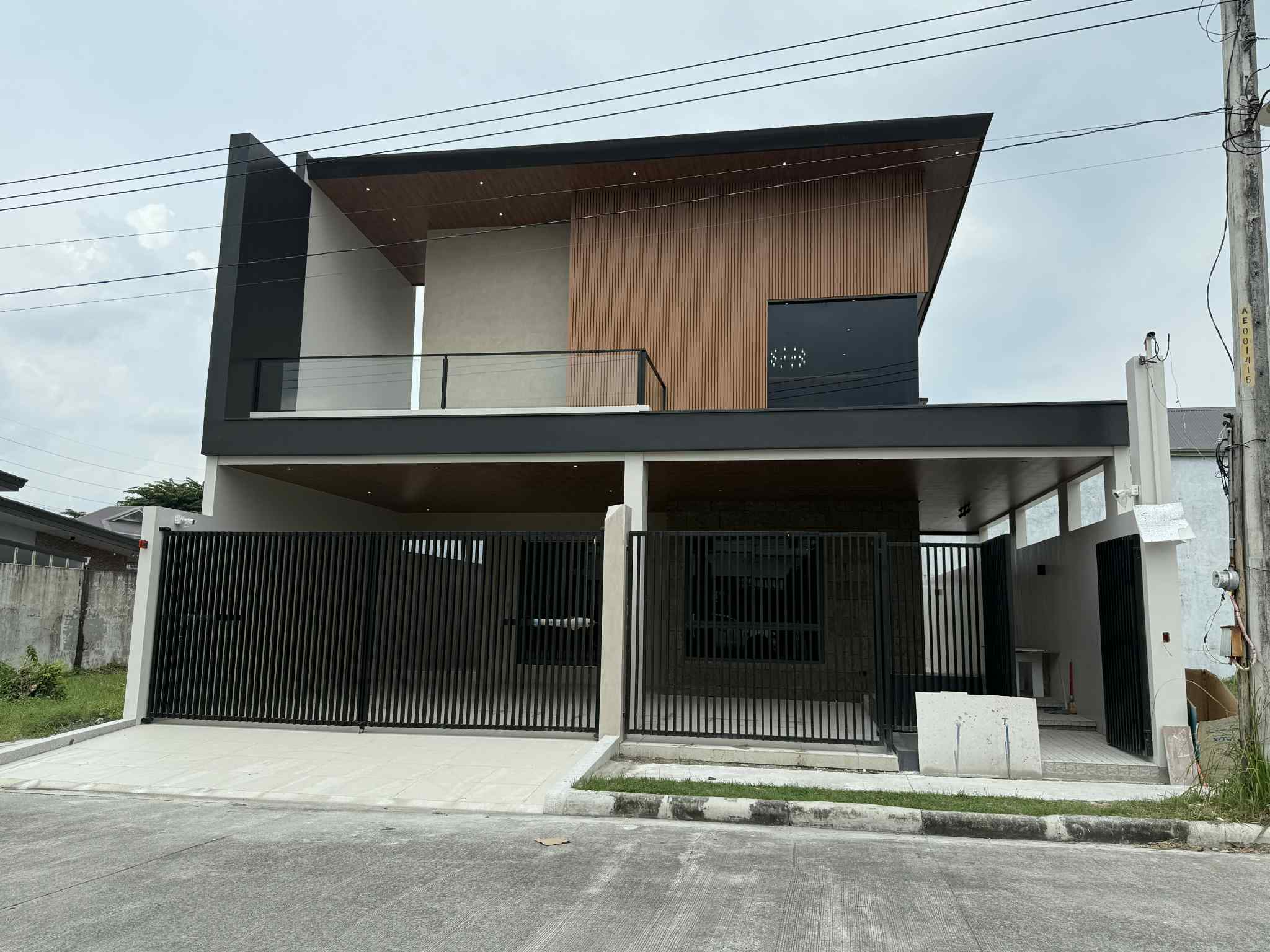 Brandnew Modern Contemporary Spacious Home