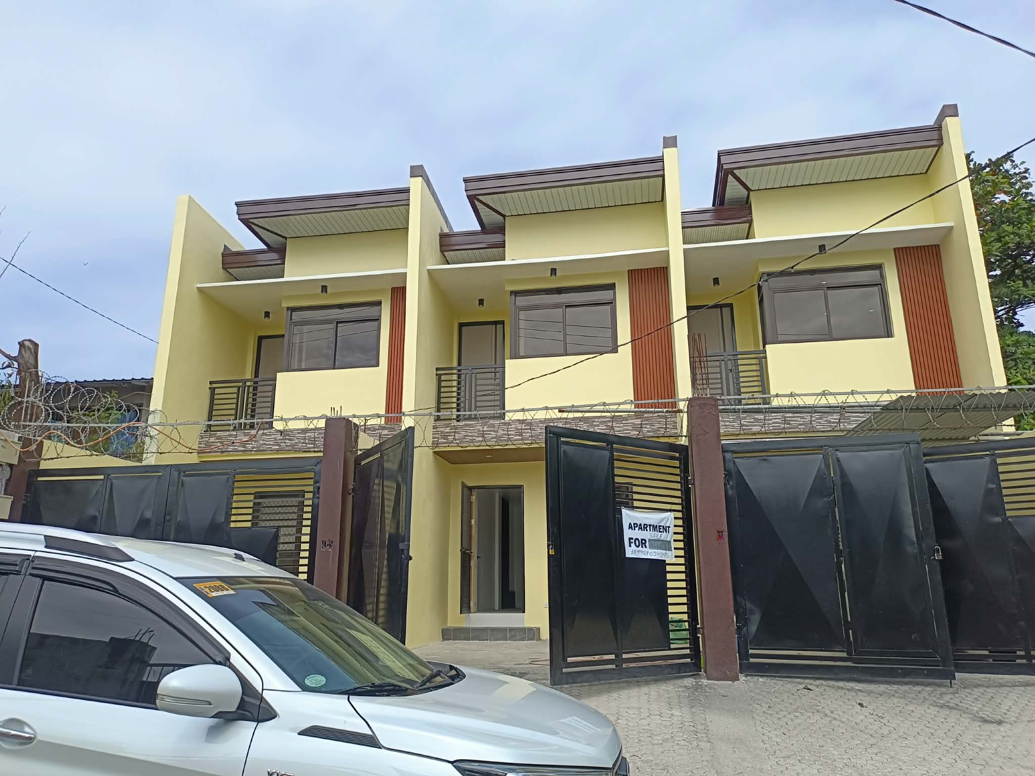 HENSONVILLE ANGELES - 3 UNIT TOWNHOUSE