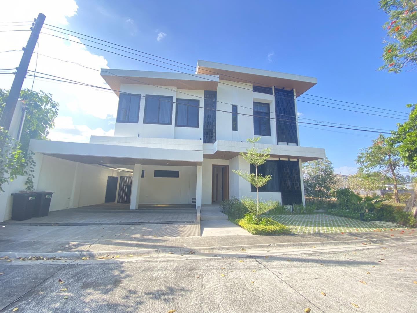 Corner Unit House with Swimming Pool for Sale in Marquee Place Subd. 