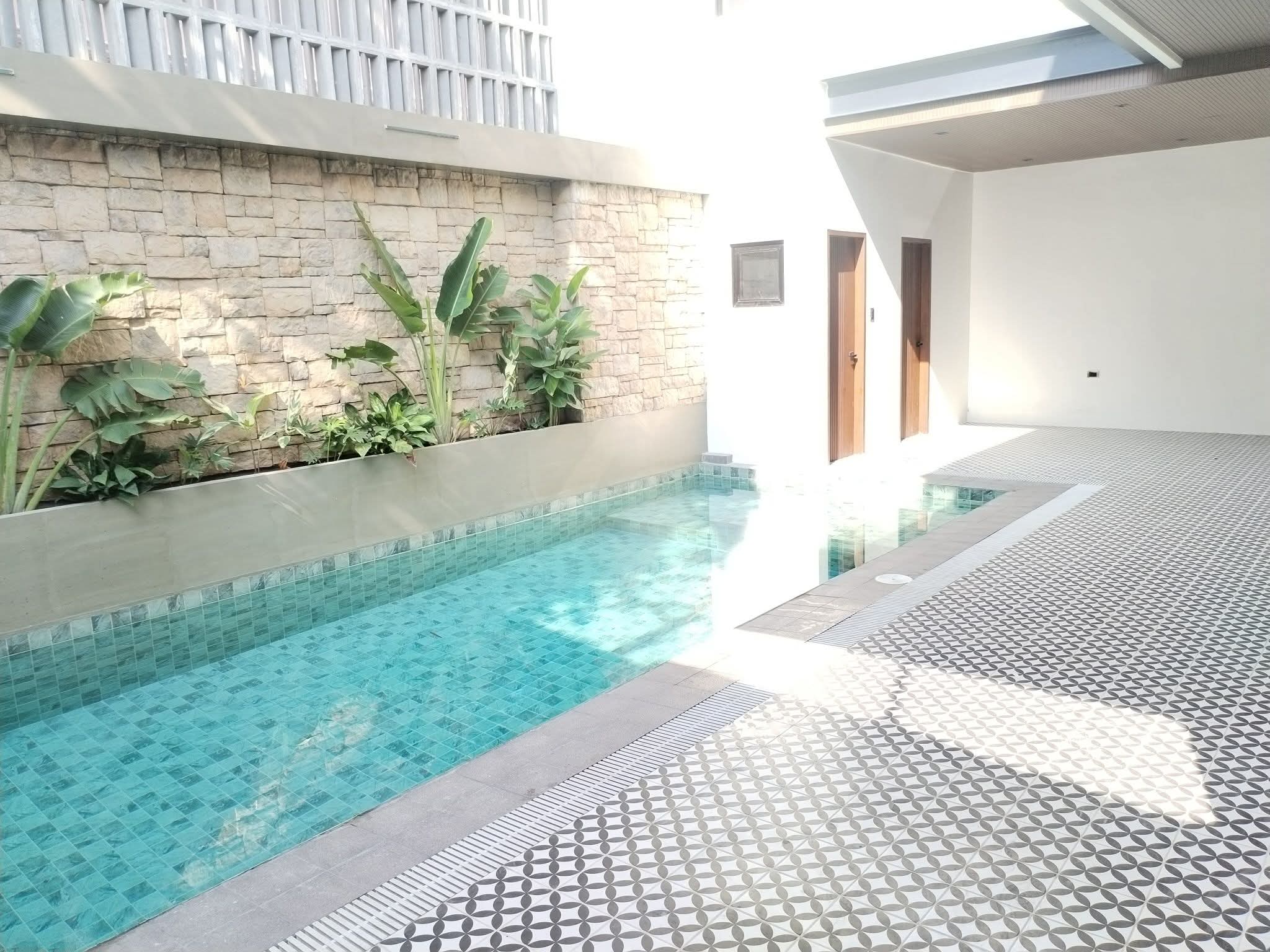 MODERN CONTEMPORARY TWO STOREY HOUSE WITH SWIMMING POOL
