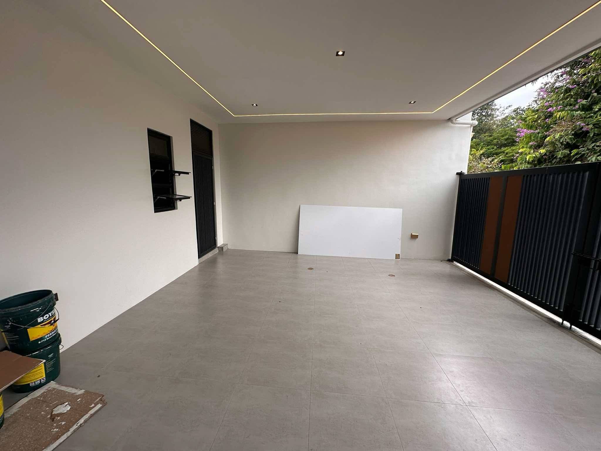 MODERN CONTEMPORARY TWO STOREY HOUSE WITH SWIMMING POOL