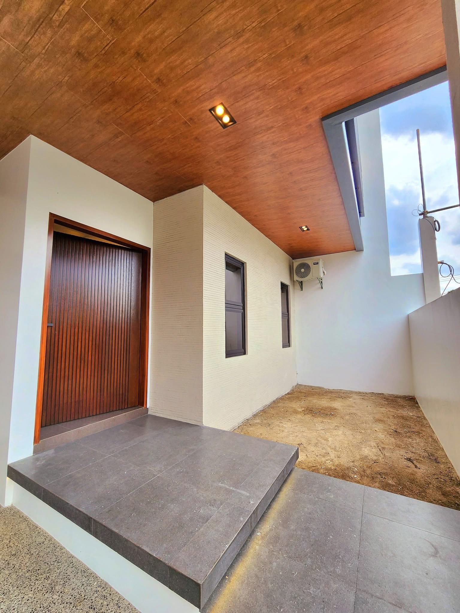 Brandnew Modern High Ceiling House for Sale near Clark