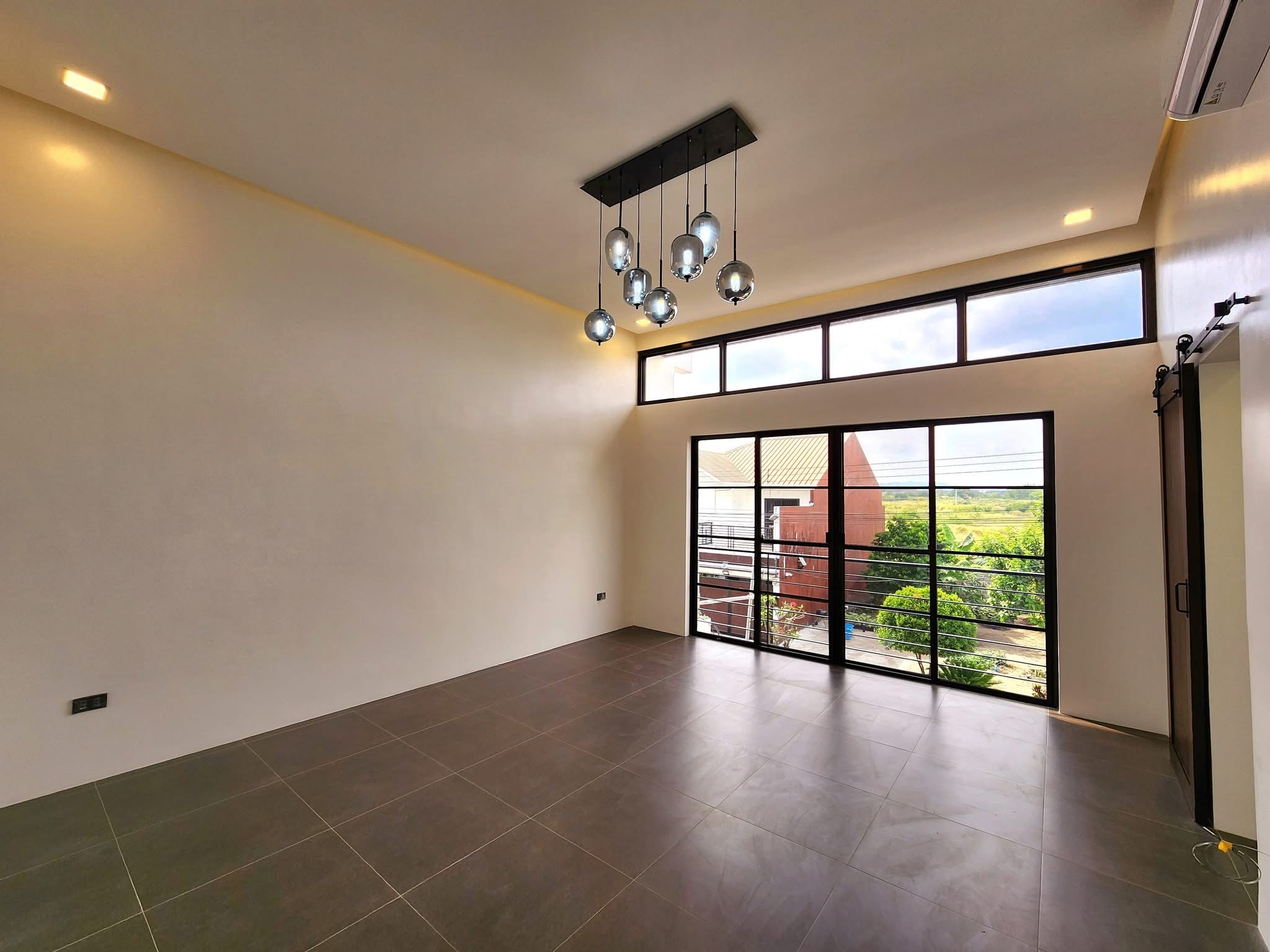 Brandnew Modern High Ceiling House for Sale near Clark