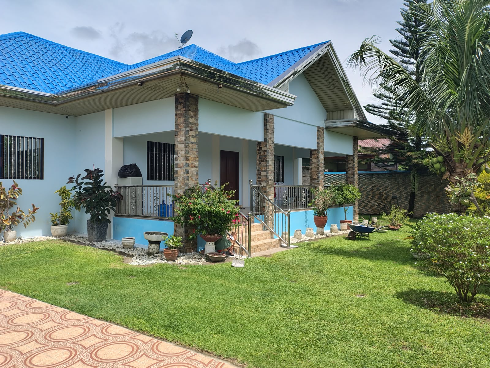 FOR SALE HUGE & SPACIOUS BUNGALOW HOUSE IN MAGALANG PAMPANGA  photo 2