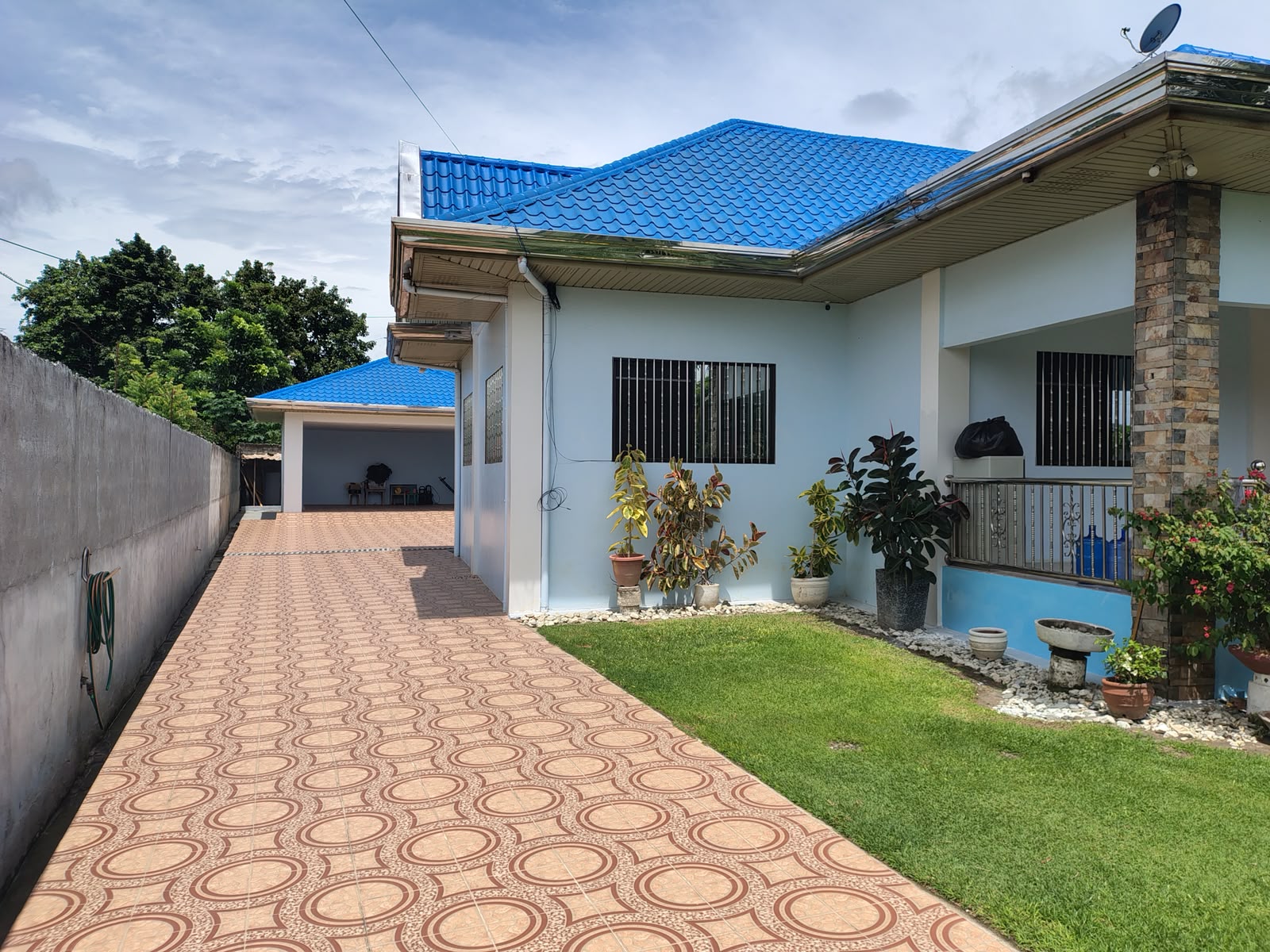 FOR SALE HUGE & SPACIOUS BUNGALOW HOUSE IN MAGALANG PAMPANGA  photo 3