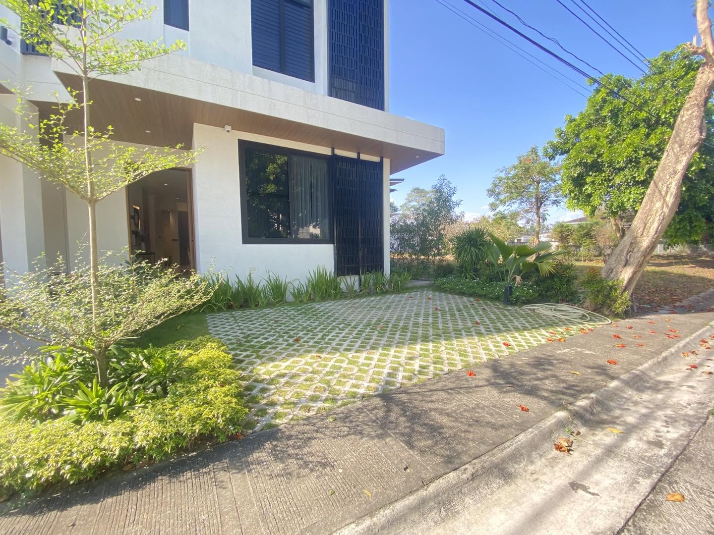 Corner Unit House with Swimming Pool for Sale in Marquee Place Subd.  photo 2